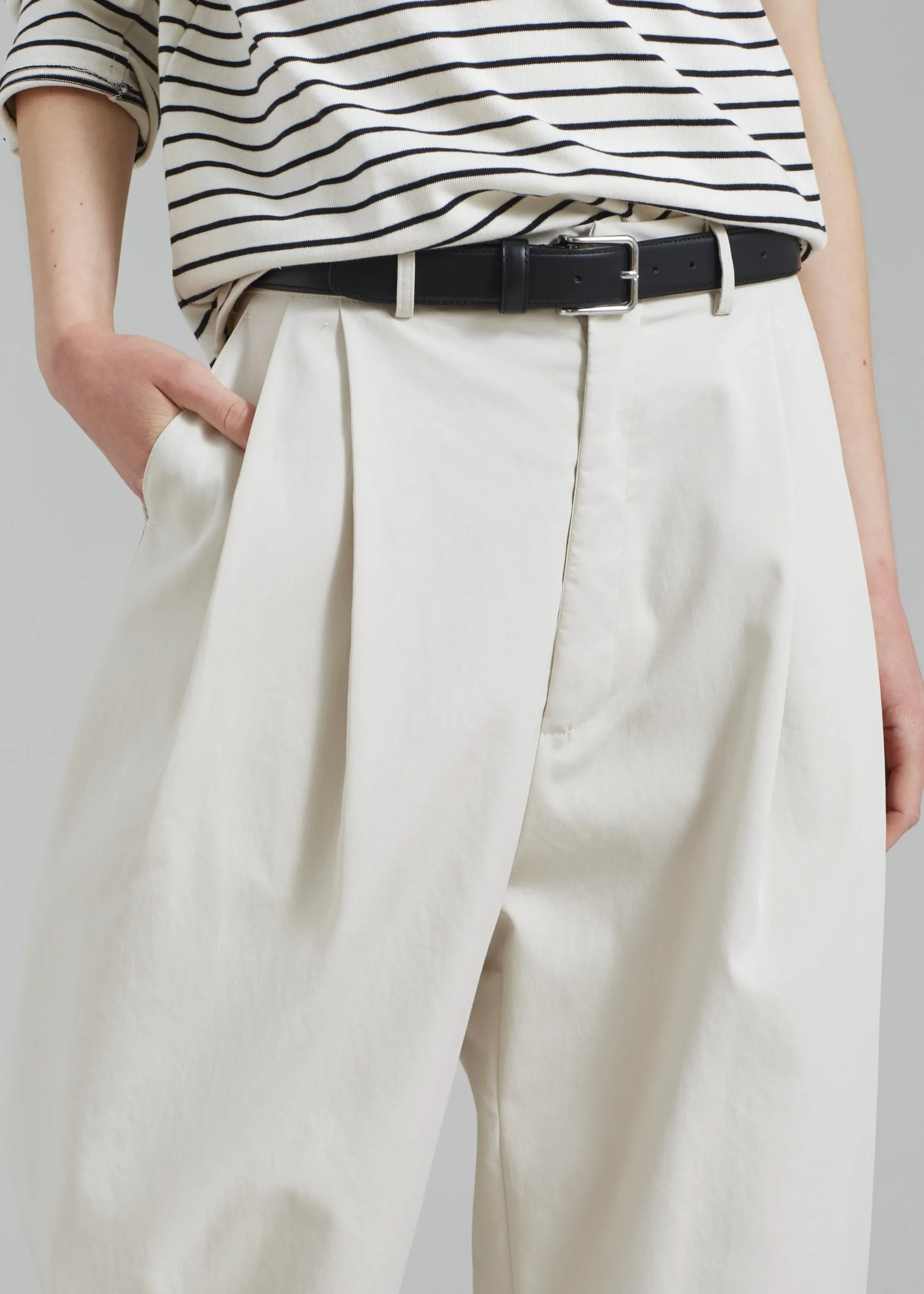 The Frankie Shop Effie Pleated Pants Beige