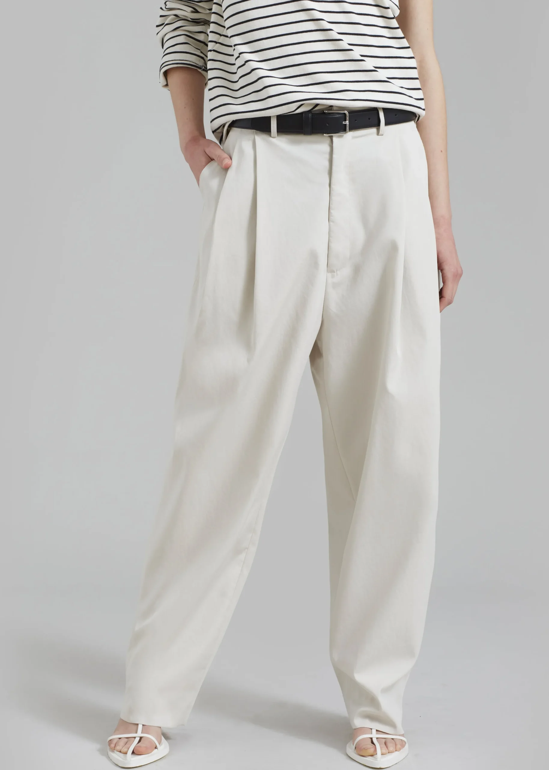 The Frankie Shop Effie Pleated Pants Beige