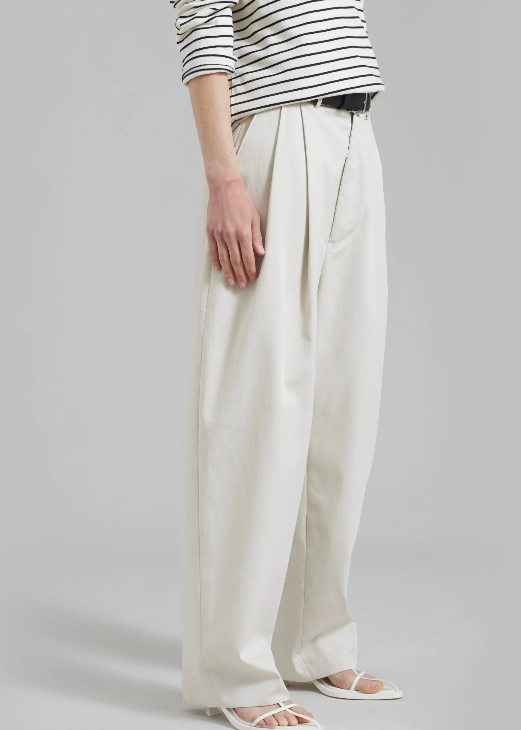 The Frankie Shop Effie Pleated Pants Beige
