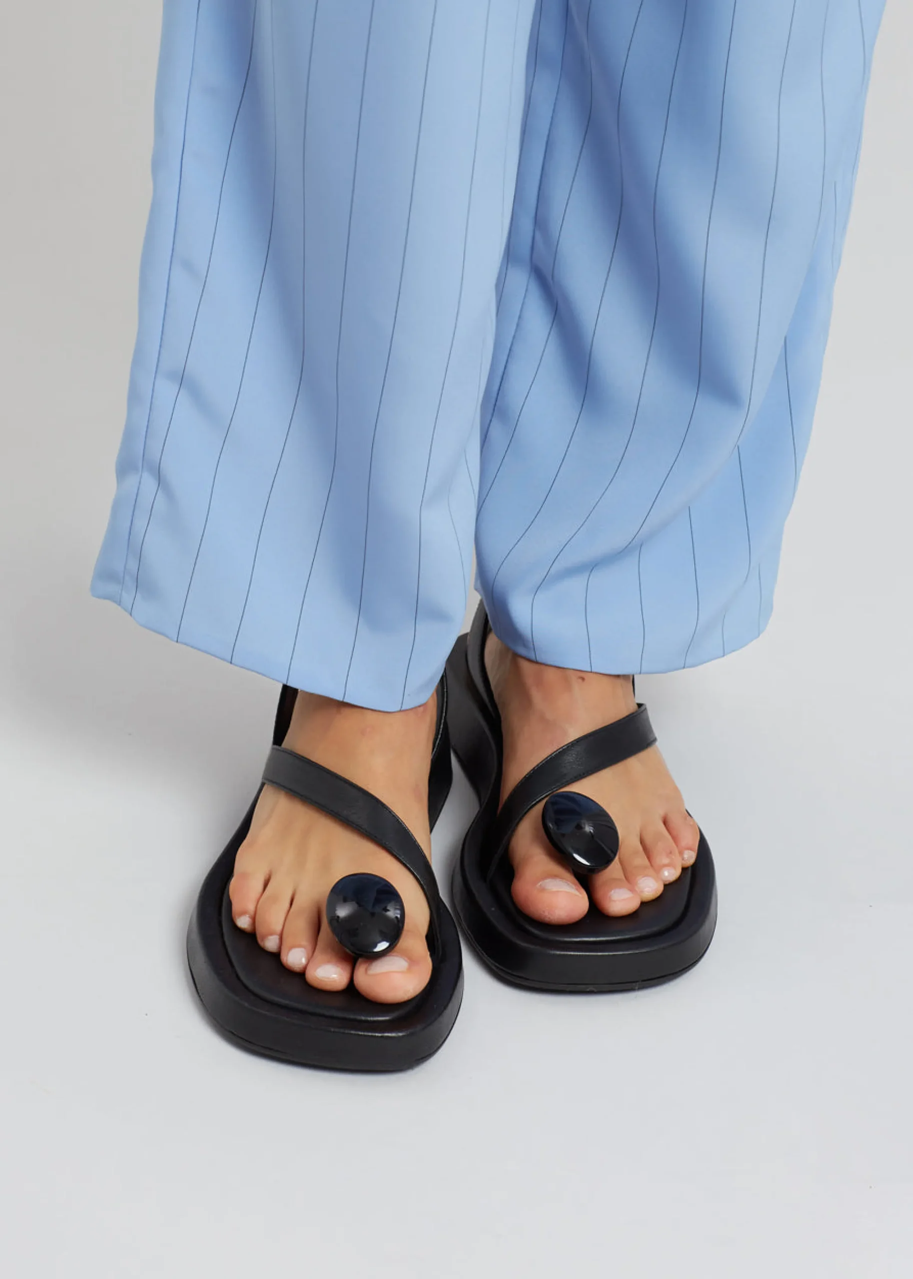 The Frankie Shop Gia X Rhw Rosie Flat Wrap Sandal Black Best